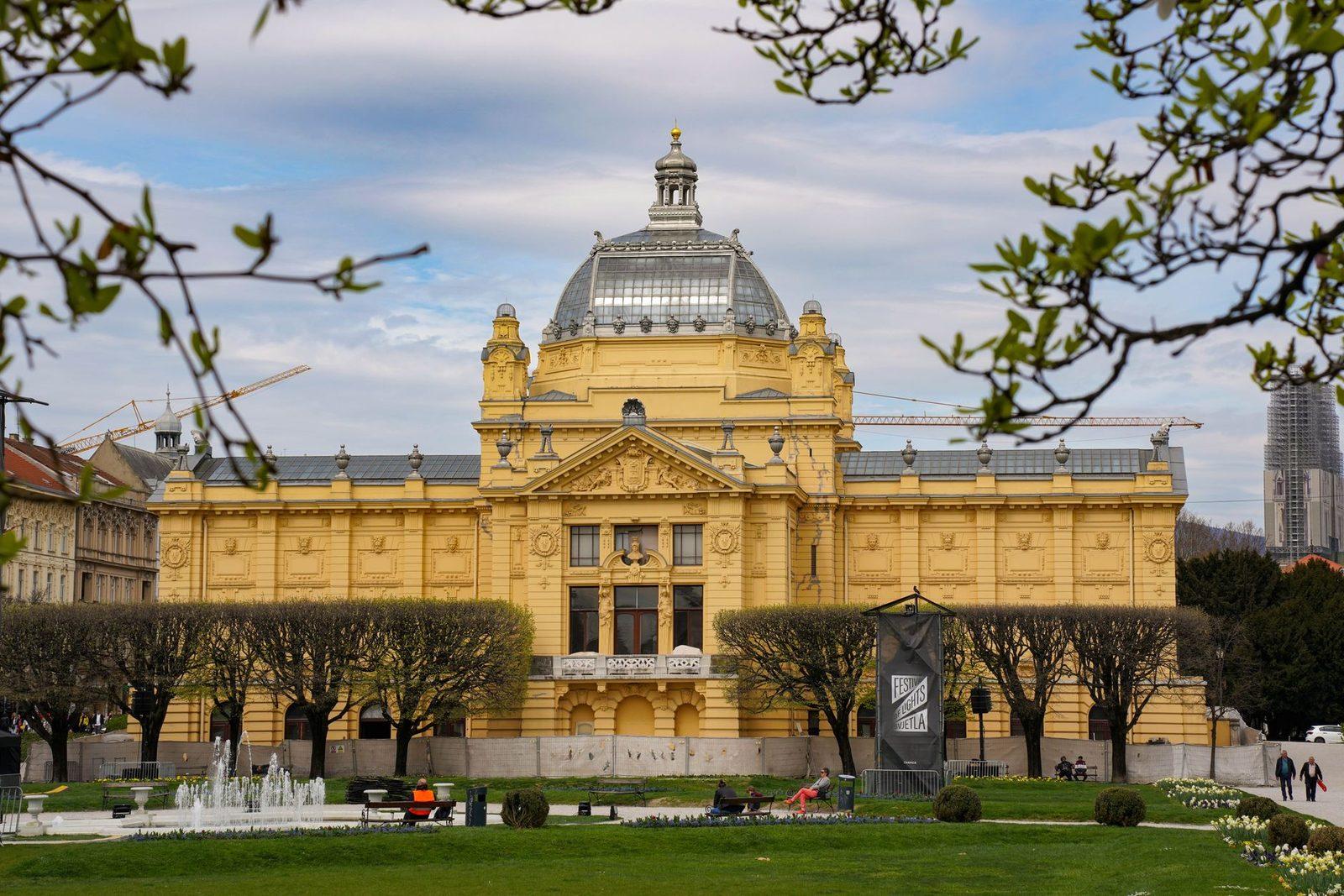 Ilustracija: Umjetnički paviljon u Zagrebu okružen zelenilom