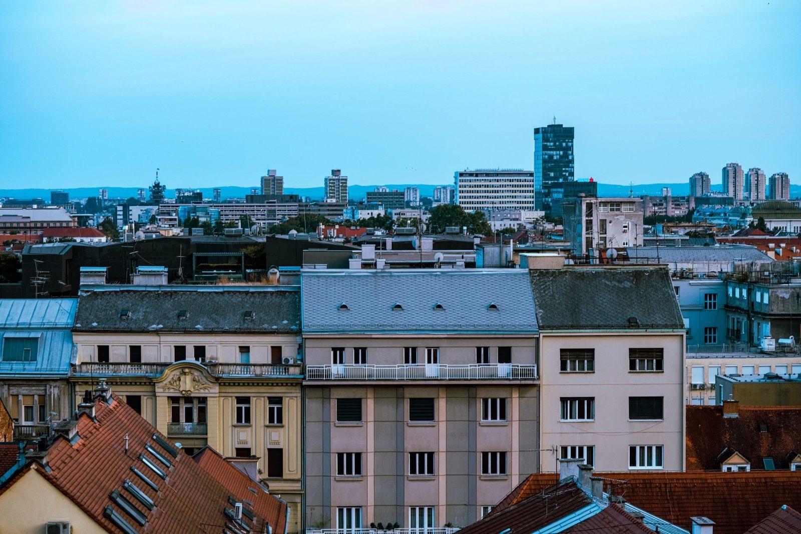 Ilustracija: Panorama Zagreba s povijesnim i modernim zgradama